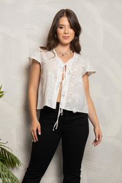 Blusa Crop Bordada con Amarre Frontal Marca Trucco´s