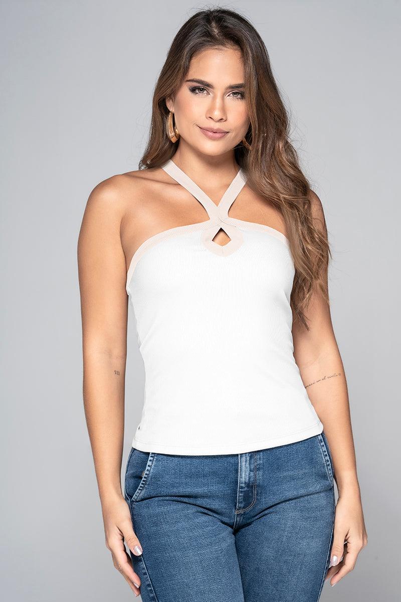 vestir informal con jeans ceñidos
